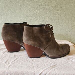 Korks Ease lace up Bootie, size 6.5, gray suede